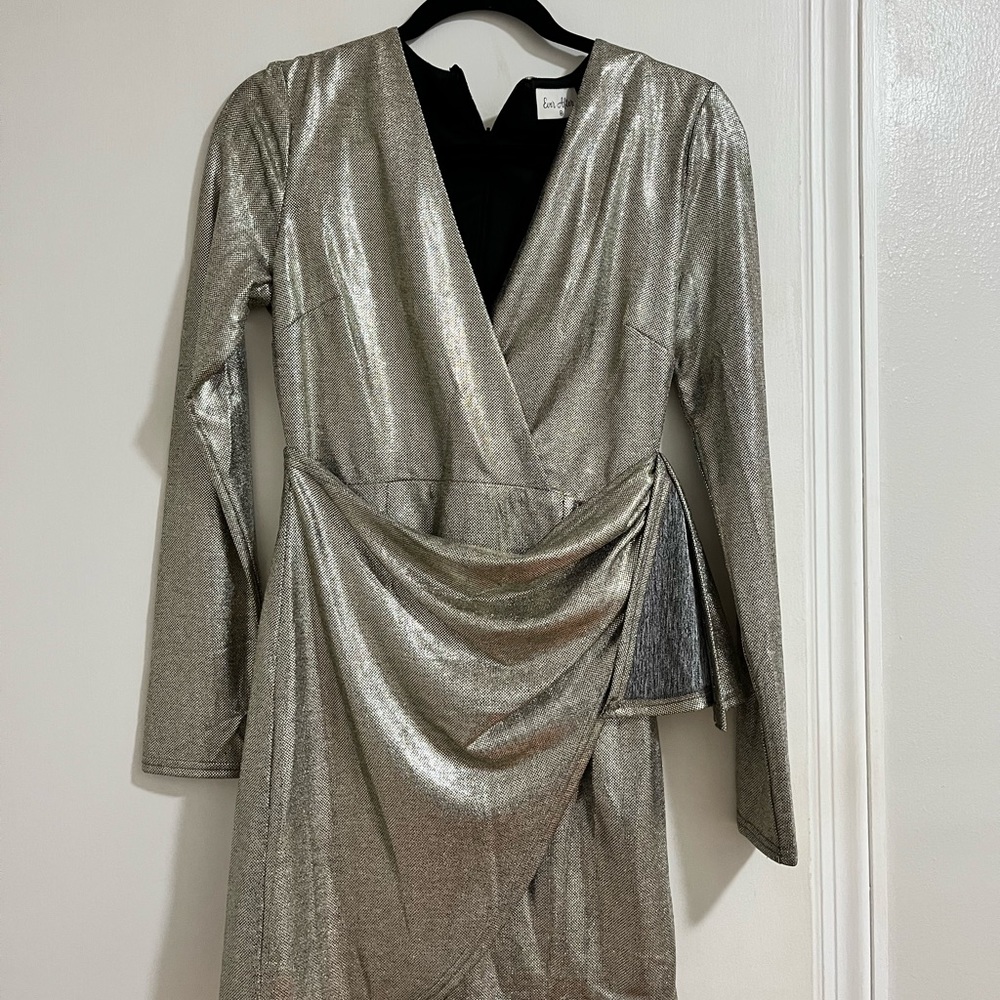 Gold dress, size medium, from red dress boutique. Form fitting. Great for fall.